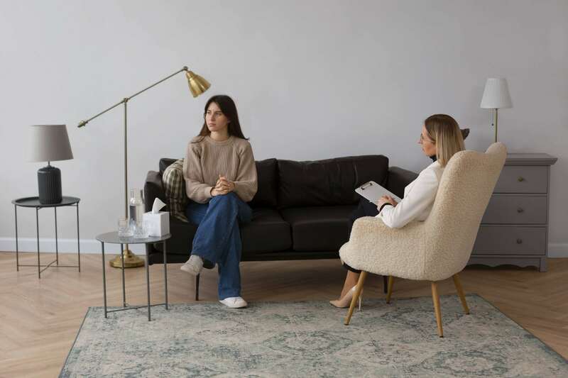 full-shot-young-woman-undergoing-therapy__1_